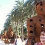 Malaga: grande allée d'arbres et de sculptures